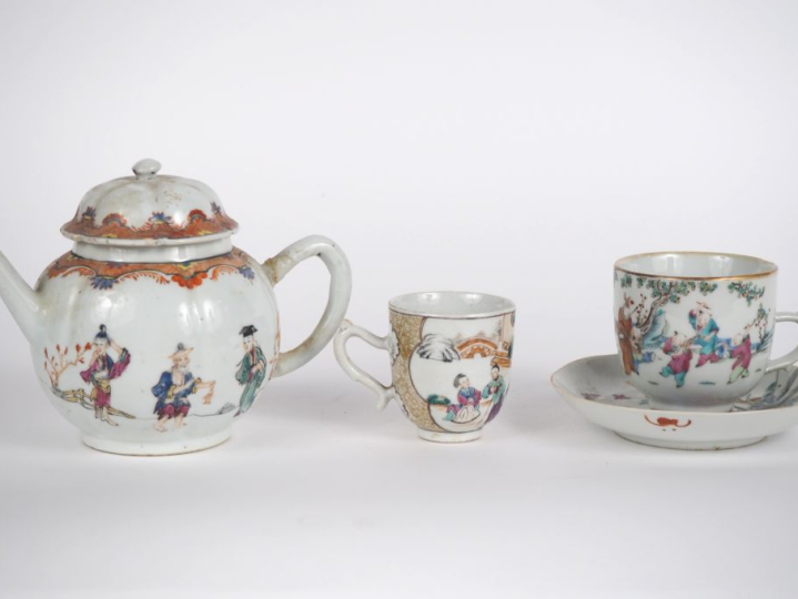 Chine,XVIIIe et XIXe siècle,  Quatre porcelaines en émaux de la famill