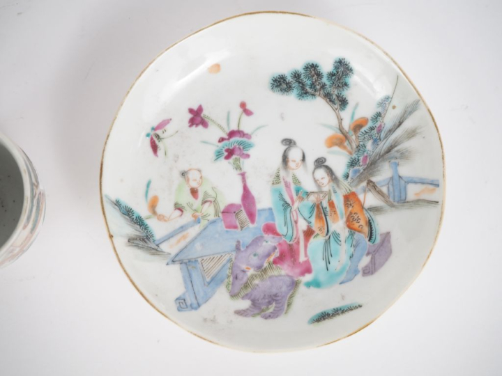 Chine,XVIIIe et XIXe siècle,  Quatre porcelaines en émaux de la famill