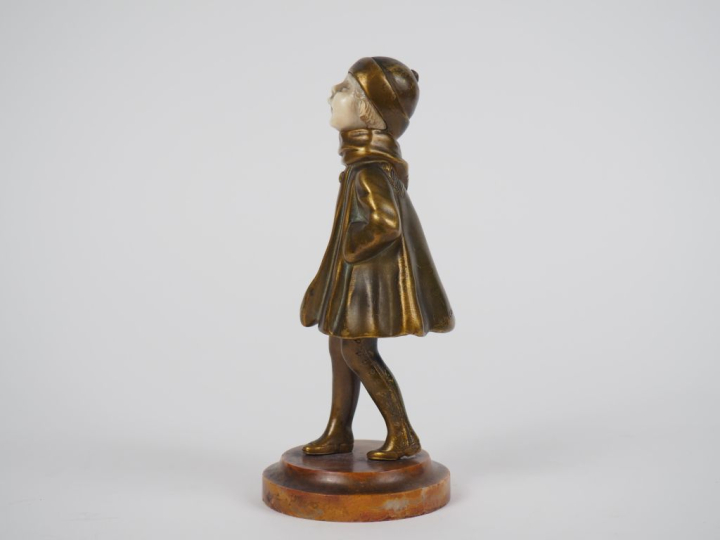 CHIPARUS.  "Fillette en hiver" Statuette chryséléphantine bronze et iv