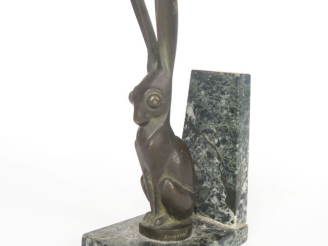 Vente aux enchères BECQUEREL.  "le lièvre" Mascotte en bronze à patine brune fonte Etling