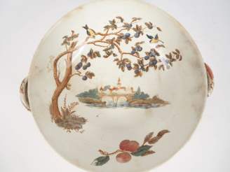 Vente aux enchères JEAN VIEILLARD à Bordeaux. Bannette en faïence fine à décor de paysage