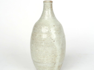 Vente aux enchères Vase ovoïde en grès blanc nuancé. Signé  H. 16,7 cm