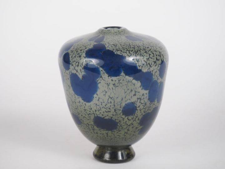 Vase ovoïde en verre à décor moucheté de bleu sur fond beige verniculé