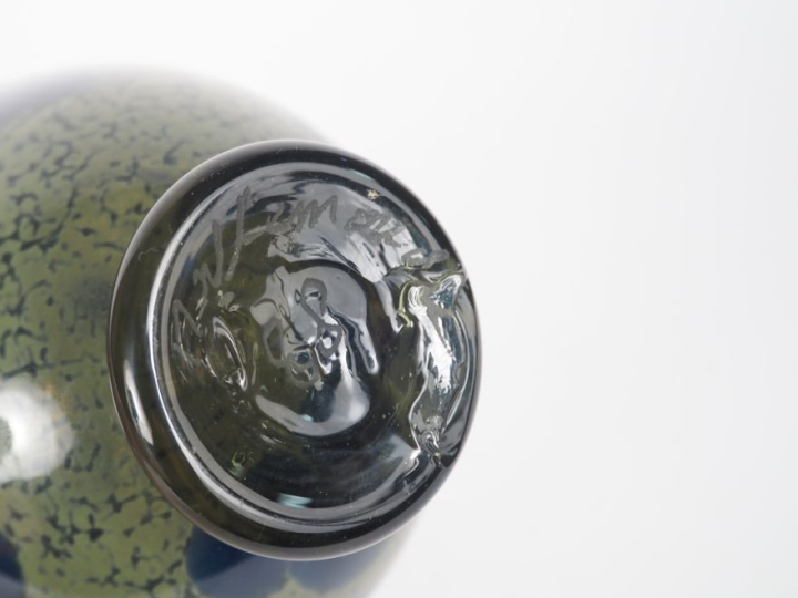 Vase ovoïde en verre à décor moucheté de bleu sur fond beige verniculé