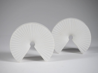 Vente aux enchères Paire de vases en biscuit en forme de coquillage.  Signés. H. 8 cm.