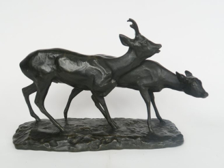 Vente aux enchères CHRISTOPHE.  "couple de chevreuils" Groupe en bronze à patine brune  S