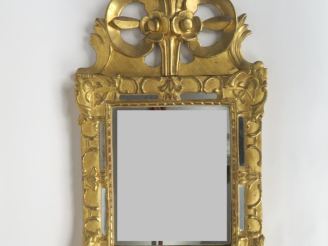 Vente aux enchères Miroir Louis XV en bois sculpté et doré, à décor de fleurons et de rin