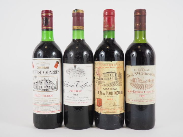 4 BOUTEILLES de 1982 : 1 CHÂTEAU TAFFARD MÉDOC - 1 CHÂTEAU PONTOISE CA