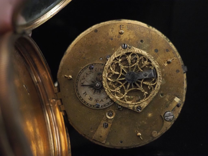 Ensemble comprenant :  - une montre de gousset à coq en argent.  Cadra