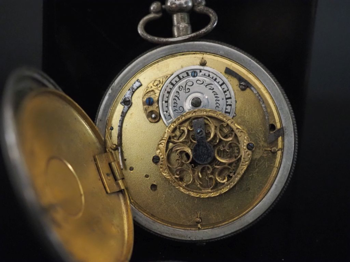 Ensemble comprenant :  - une montre de gousset à coq en argent.  Cadra