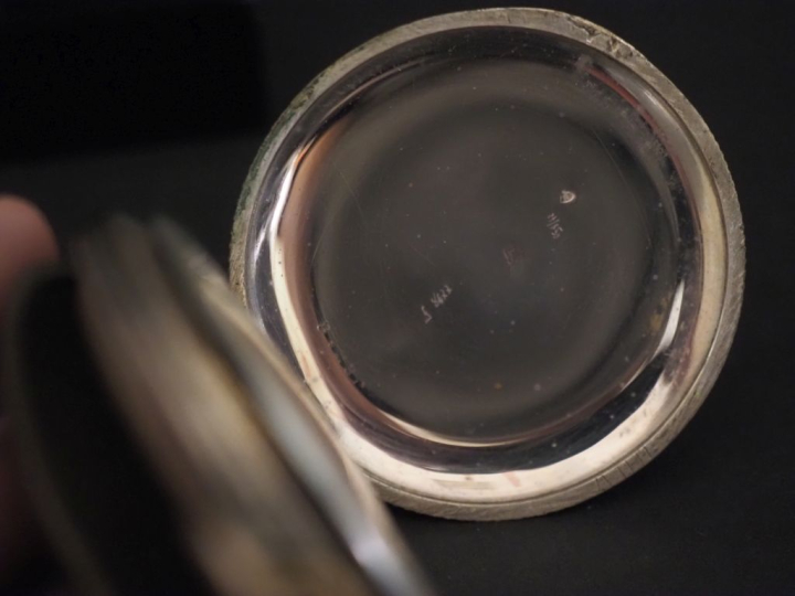Montre savonnette en argent niellé.  Cadran à chiffres arabes pour les