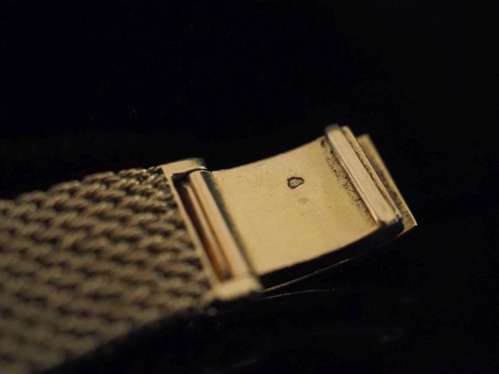 OMEGA,  Montre bracelet de dame, boitier et bracelet en or jaune 750. 