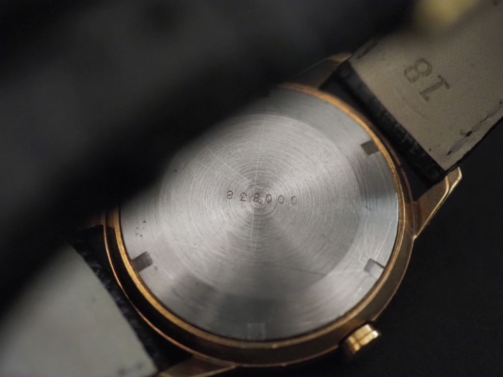 LIP, Après-vente Montre bracelet en plaqué or.  Cadran à fond légèreme