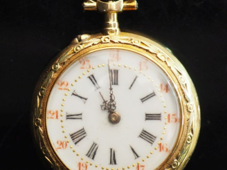 Vente aux enchères Petite montre de col Napoléon III de style Louis XVI en or jaune 750. 