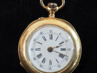 Vente aux enchères Montre de col Napoléon III en or jaune 750.  Cadran à chiffres romains