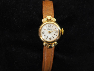 Vente aux enchères MEDICIS Montre bracelet de dame, boitier en or jaune 750.  Cadran rond
