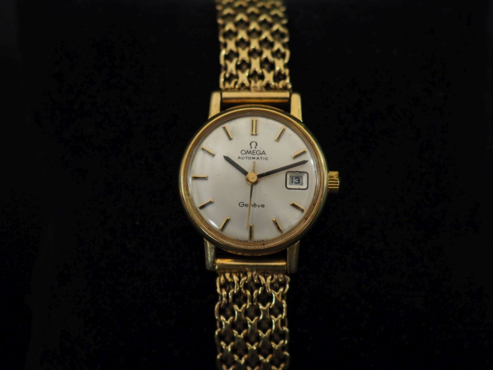 OMEGA Montre bracelet de dame, boitier et bracelet en or jaune 750.  C