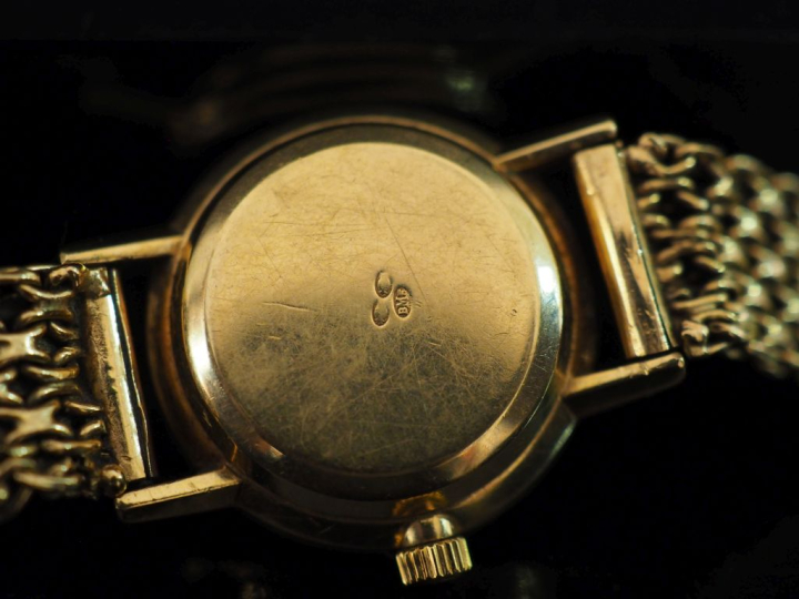OMEGA Montre bracelet de dame, boitier et bracelet en or jaune 750.  C
