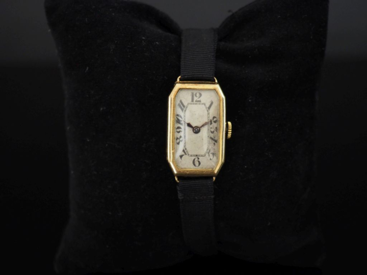 Montre bracelet de dame de style Art déco.  Boitier de forme octogonal