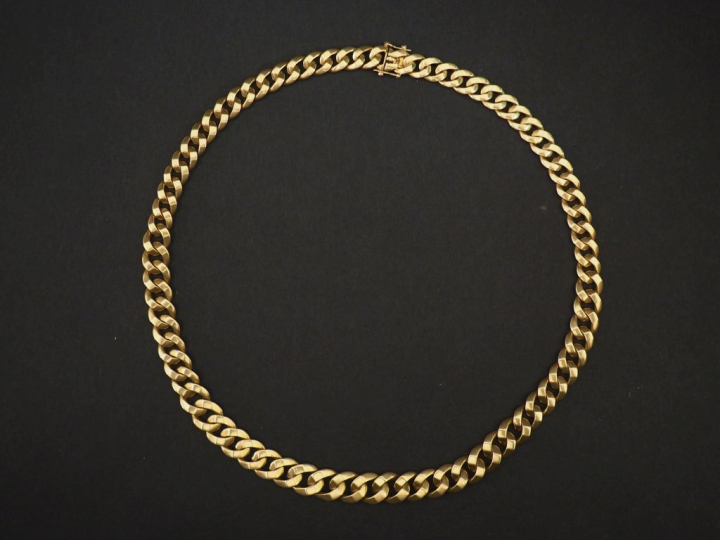 Collier souple en or jaune 750, maille gourmette disposées en chute.  