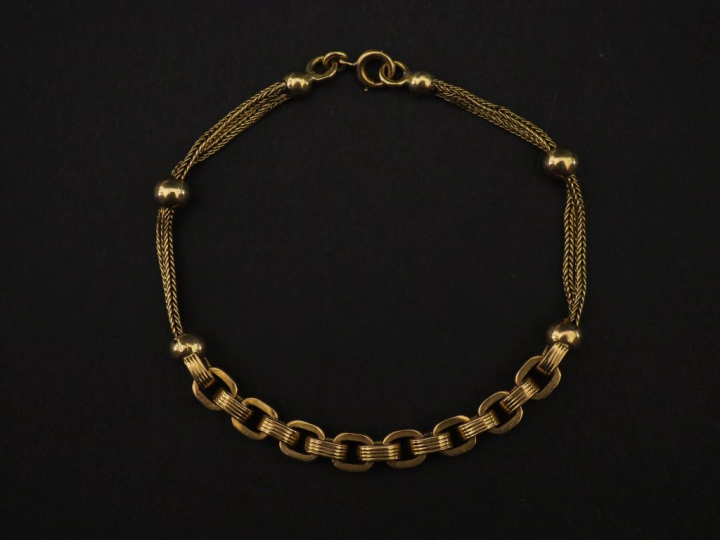 Bracelet souple en or jaune 750, composé de maillons forçats cannelés,