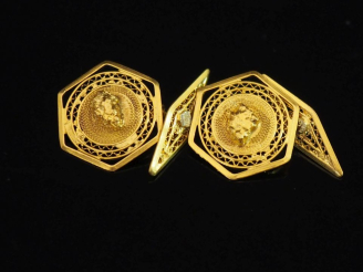Vente aux enchères Paire de boutons de manchettes en or jaune 750, à décor ajouré et fili