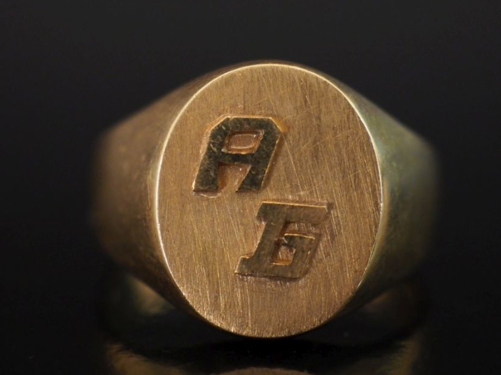 Bague de forme chevalière en or jaune 750, à décor de monogramme en re