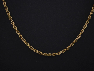 Vente aux enchères Collier en or jaune 750, maille ronde entrelacée.  Larg. 0,2 cm Long. 
