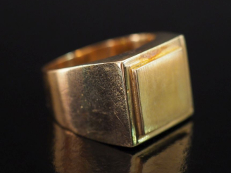 Vente aux enchères Bague de forme chevalière en or jaune 750.  TDD. 63 1/2 Poids. 15,35 g