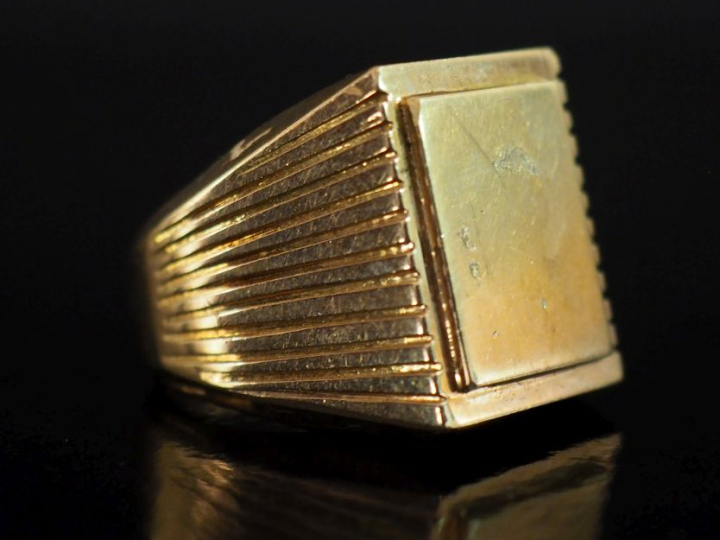 Importante bague de forme chevalière en or jaune 750, à décor de canne