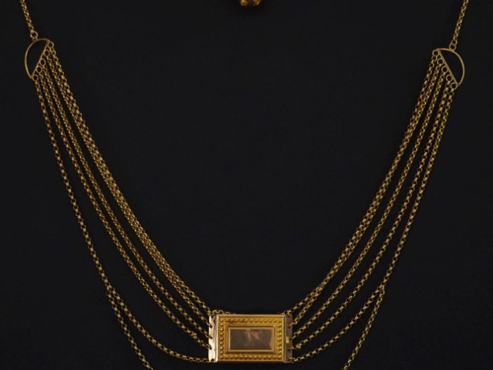 Collier draperie cinq rangs en or jaune 750, agrémentée en son centre 