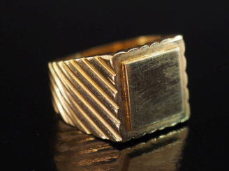 Vente aux enchères Bague de forme chevalière en or jaune 750, à décor de cannelures.  TDD