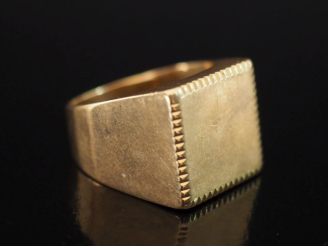 Vente aux enchères Bague de forme chevalière en or jaune 750.  Le pourtour du plateau, à 