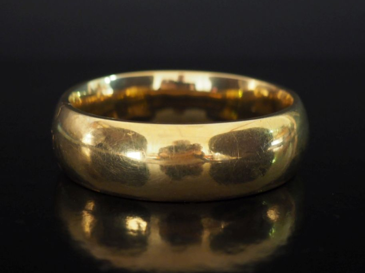 Large bracelet jonc en or jaune 750. Larg. 2 cm Dim. internes : 5,7 x 