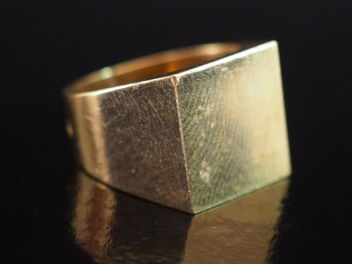 Bague de forme chevalière en or jaune 750.  TDD. 58 Poids. 12 g   