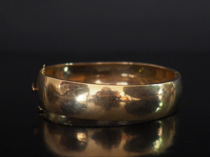 Large bracelet jonc en or jaune 750.  Larg. 1,6 cm Dim. internes : 5,5