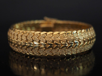 Vente aux enchères Bracelet manchette en or jaune 750, maille épi. Larg. 1,7 cm Poids. 29