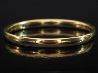 Vente aux enchères Bracelet jonc plat en or jaune 750.  Larg. 0,7 cm Dim. internes : 5,2 