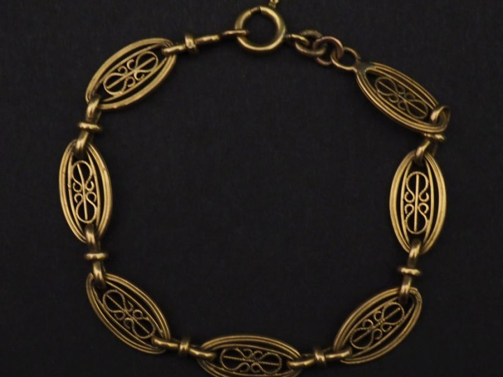 Bracelet en or jaune 750, composé de maillons ovales, à décor ajouré e