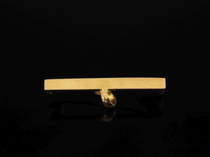 Petite broche barrette porte-montre en or jaune 750.  Long. 3 cm Poids