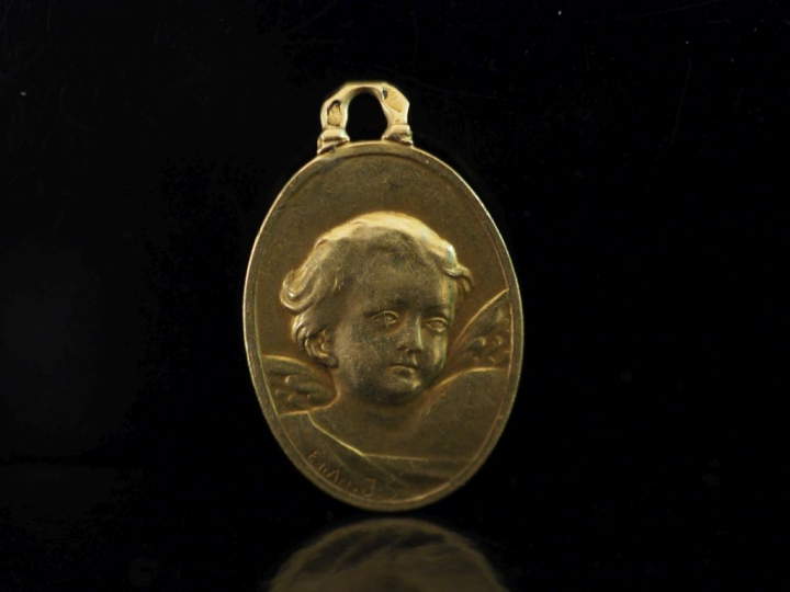 Médaille religieuse de forme ovale en or juane 750, à décor d'un angel