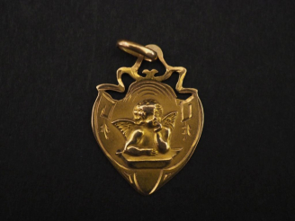 Vente aux enchères Médaille religieuse ajourée en or jaune 750, à décor en son centre d'u