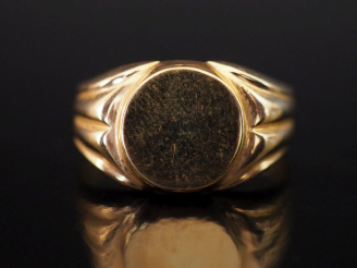 Vente aux enchères Petite bague de forme chevalière en or jaune 750, à décor de godrons. 