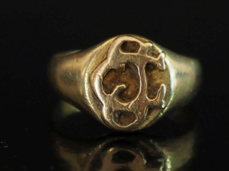 Vente aux enchères Bague de forme chevalière en or jaune 750, à décor de monogramme.  TDD