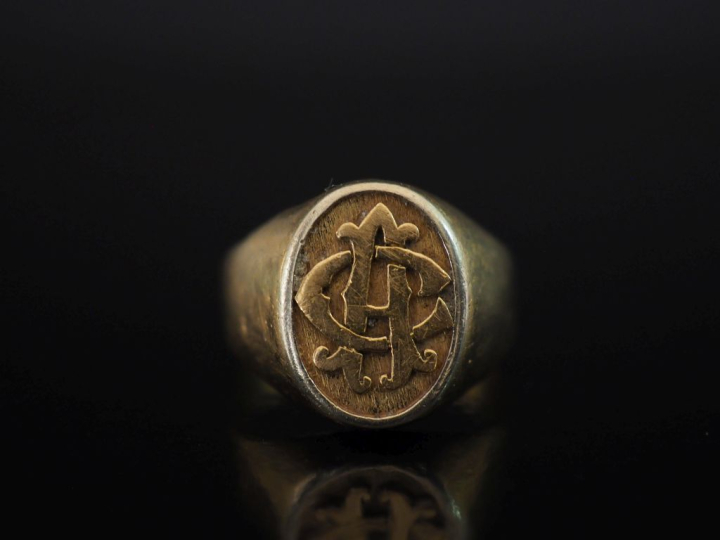 Bague de forme chevalière en or jaune 750, à décor de monogramme.  TDD