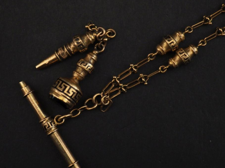 Giletière et ses accessoires Napoléon III en or aune 750 et émail noir
