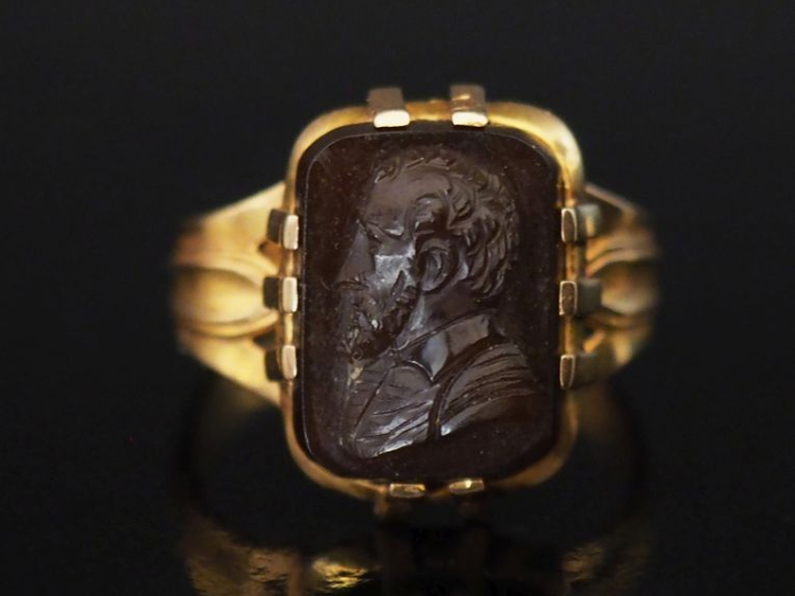 Bague en or jaune 750, sertie en son centre d'un camée pierre dure fig