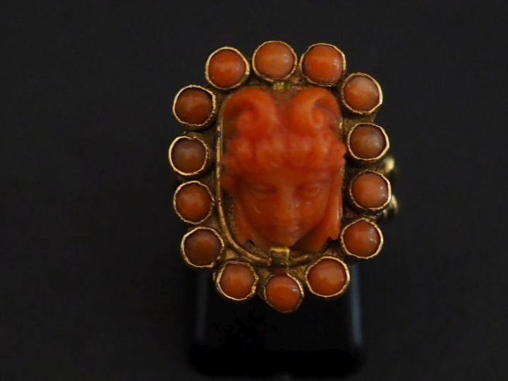 Ravissante bague Napoléon III en or jaune 750, sertie en son centre de