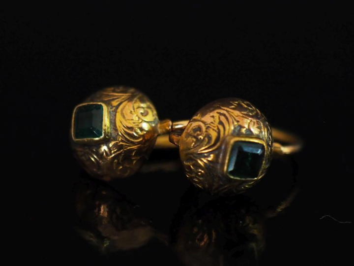 Paire de perces oreilles en or jaune 750, sertis en leur centre d'une 