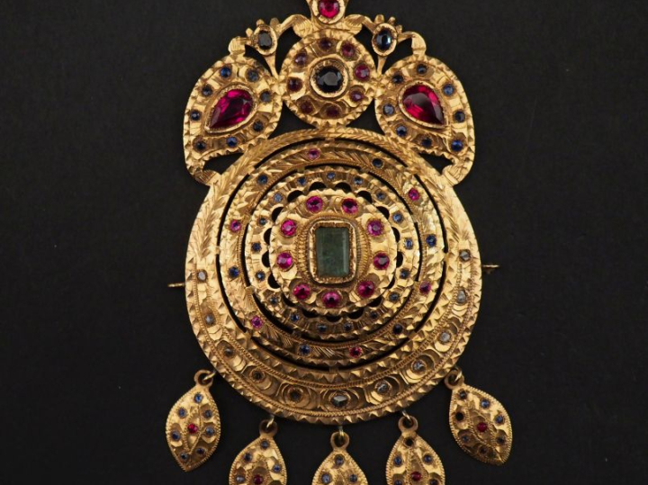 Important pendentif en or jaune 750, à décor ajouré, serti de pierres 